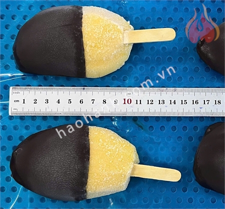 FROZEN CHOCOLATE-DIPPED MANGO STICK